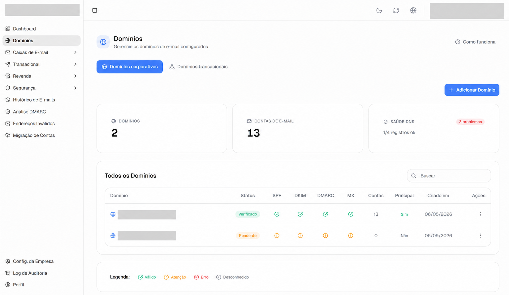 Tela de Domínios com abas corporativa e transacional, botão Adicionar Domínio e indicadores de DNS.