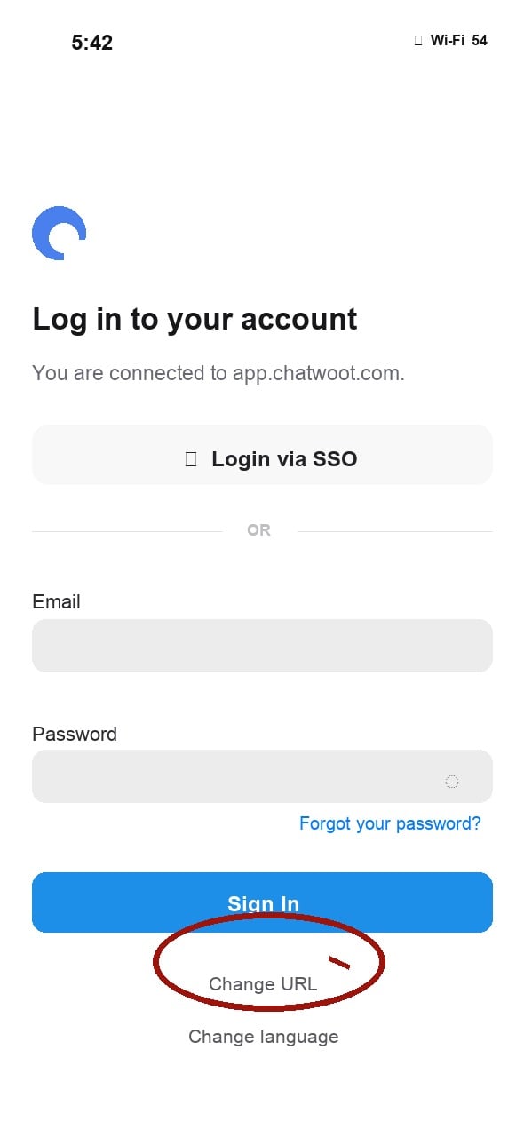 Pantalla de inicio de sesión de Chatwoot con la opción Change URL marcada