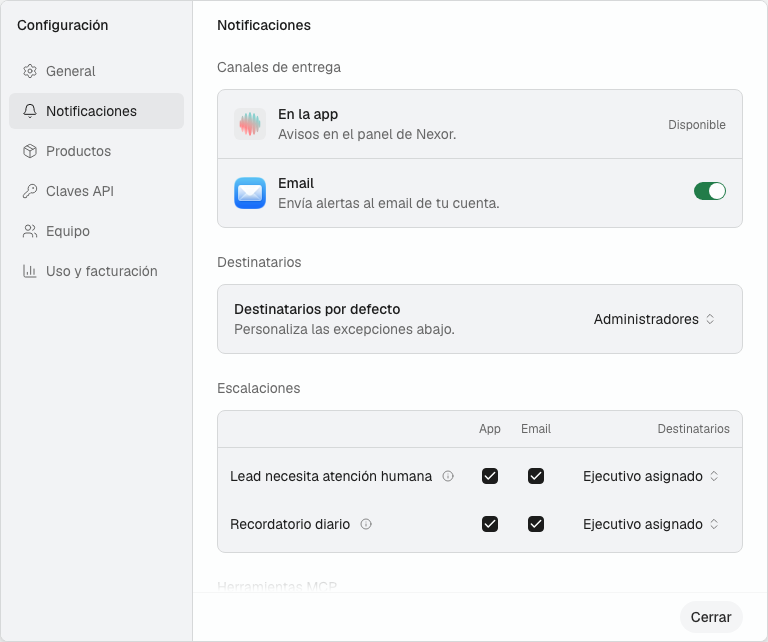 Ventana de Configuración, pestaña Notificaciones: los canales de entrega En la app y Email, Destinatarios por defecto en Administradores, y las filas de Escalaciones con casillas App y Email y Destinatarios en Ejecutivo asignado.