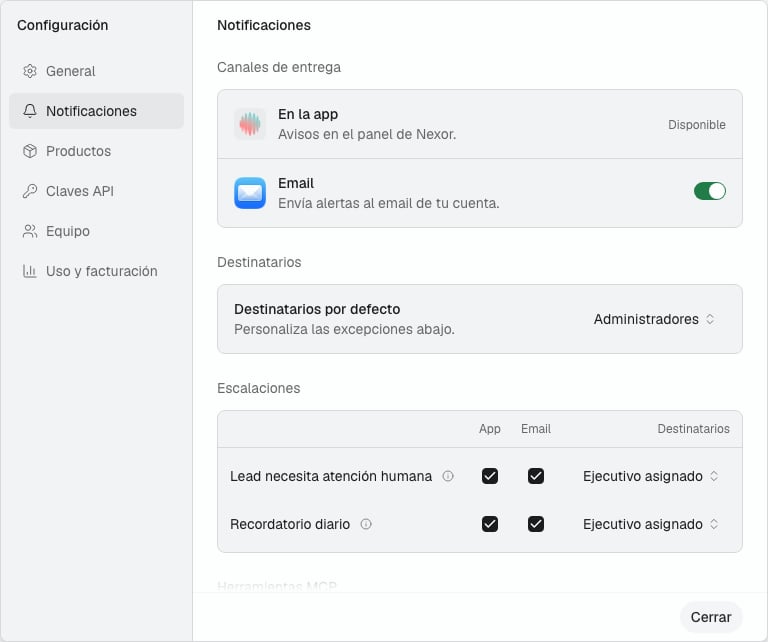 Ventana de Configuración, pestaña Notificaciones: los canales de entrega En la app y Email, Destinatarios por defecto en Administradores, y las filas de Escalaciones con casillas App y Email y Destinatarios en Ejecutivo asignado.