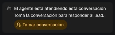 Tarjeta de Detalles: el agente está atendiendo esta conversación, con el botón Tomar conversación.
