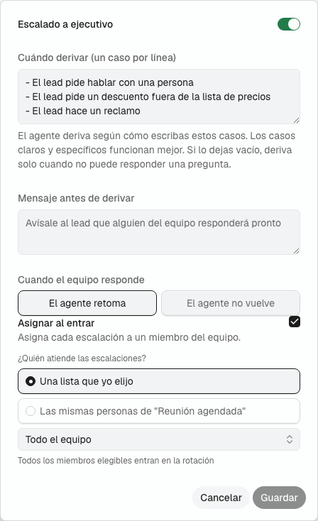 Configuración de la etapa Escalado a ejecutivo: Asignar al entrar está marcado, y ¿Quién atiende las escalaciones? muestra la lista de miembros con Todo el equipo.