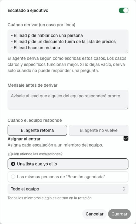 Configuración de la etapa Escalado a ejecutivo: Asignar al entrar está marcado, y ¿Quién atiende las escalaciones? muestra la lista de miembros con Todo el equipo.