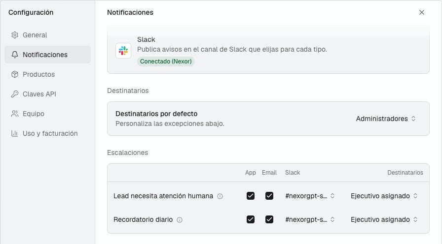 Ventana de Configuración, pestaña Notificaciones: el canal de entrega Slack marcado como Conectado, y las filas de Escalaciones con un canal de Slack elegido en la columna Slack para Lead necesita atención humana y Recordatorio diario.