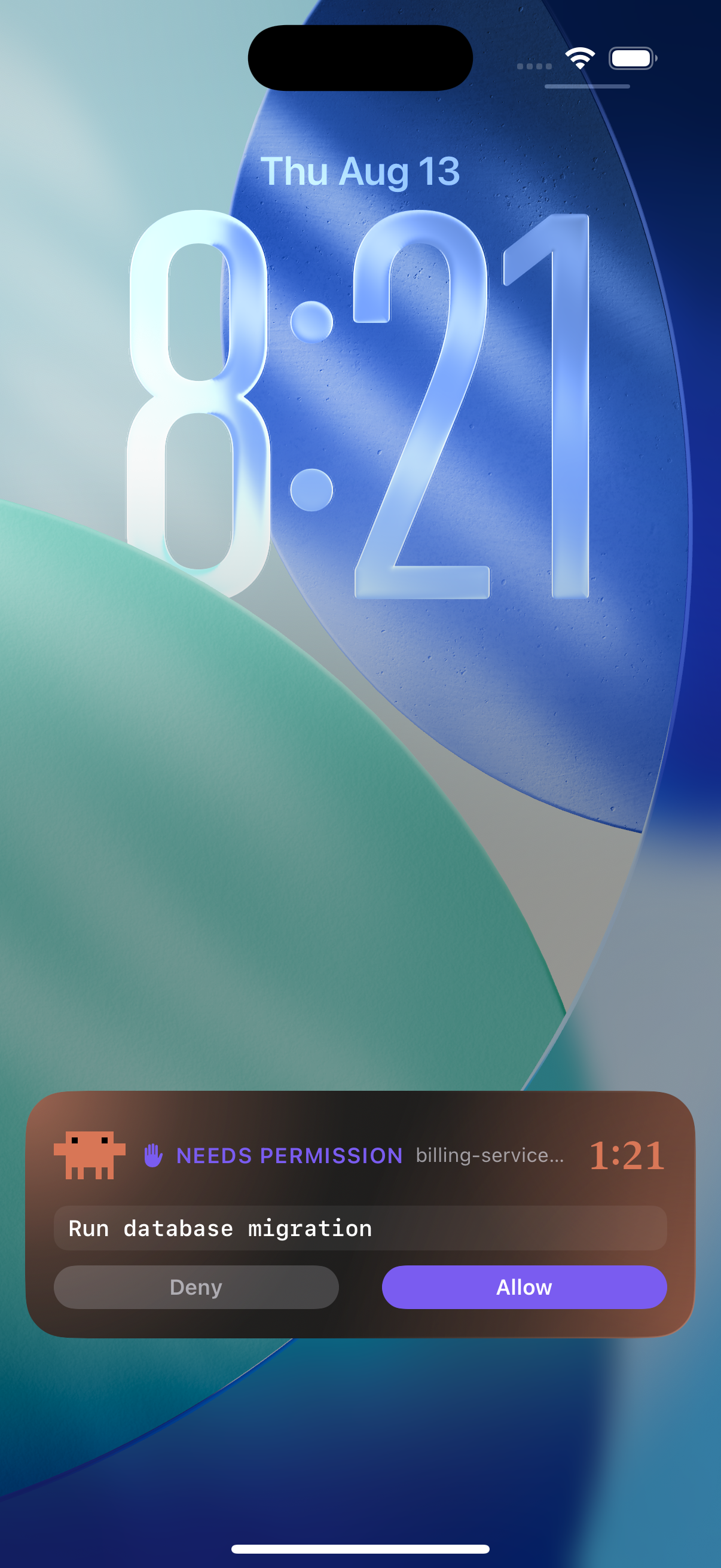 La pantalla de bloqueo de un iPhone con la actividad en directo de Nomo mostrando NECESITA PERMISO, un comando y los botones Denegar y Permitir