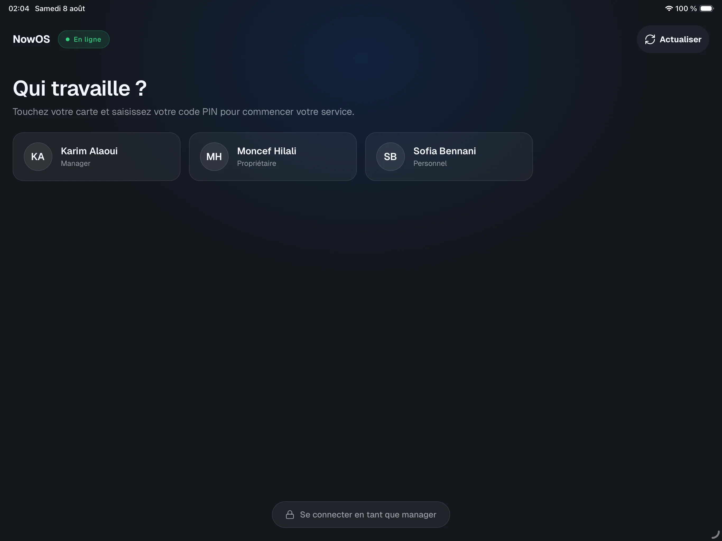 écran d'équipe (roster) de la caisse, titre 'Who's working?', plusieurs cartes utilisateur avec nom et rôle