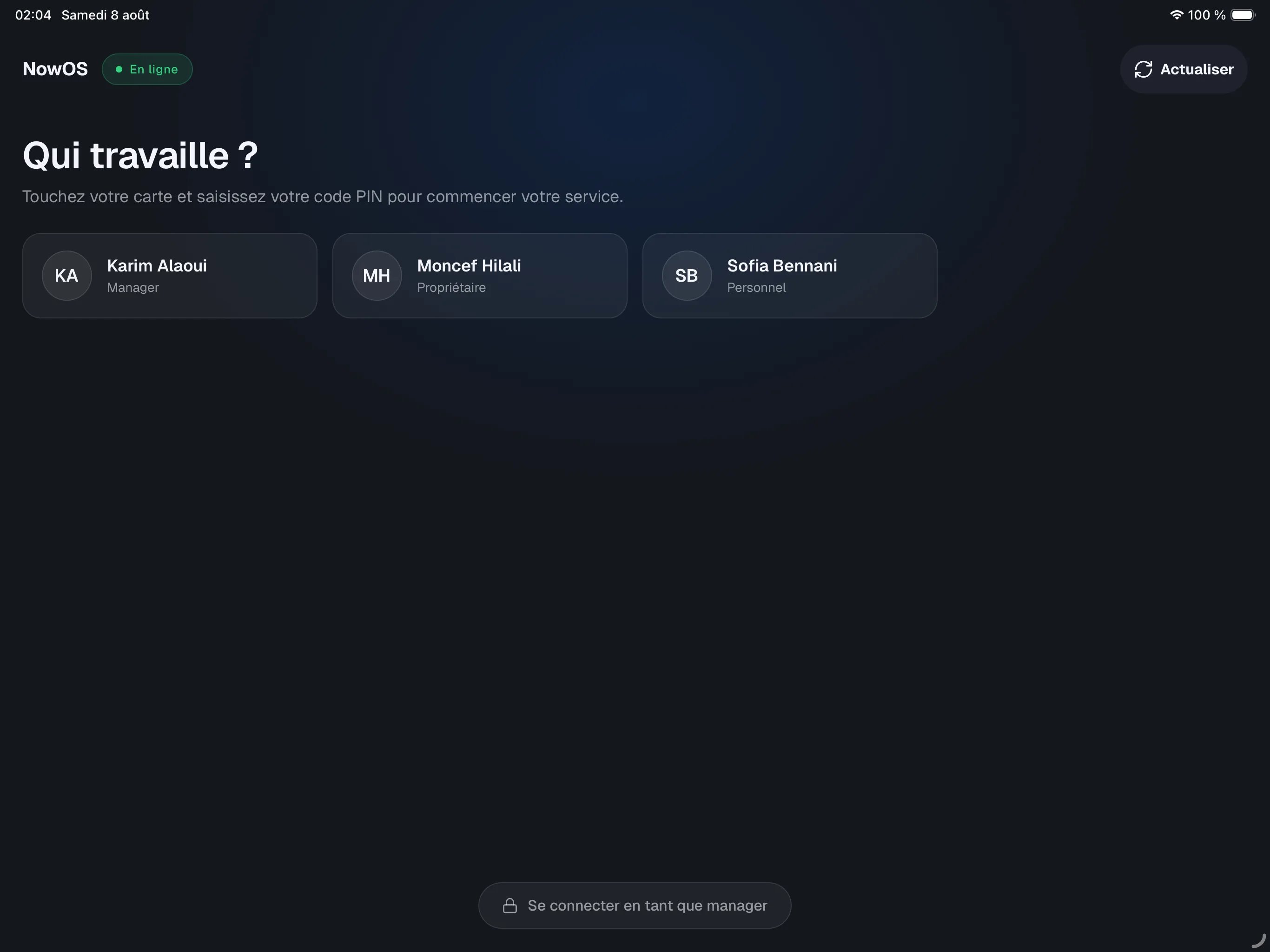 écran d'équipe (roster) de la caisse, titre 'Who's working?', plusieurs cartes utilisateur avec nom et rôle