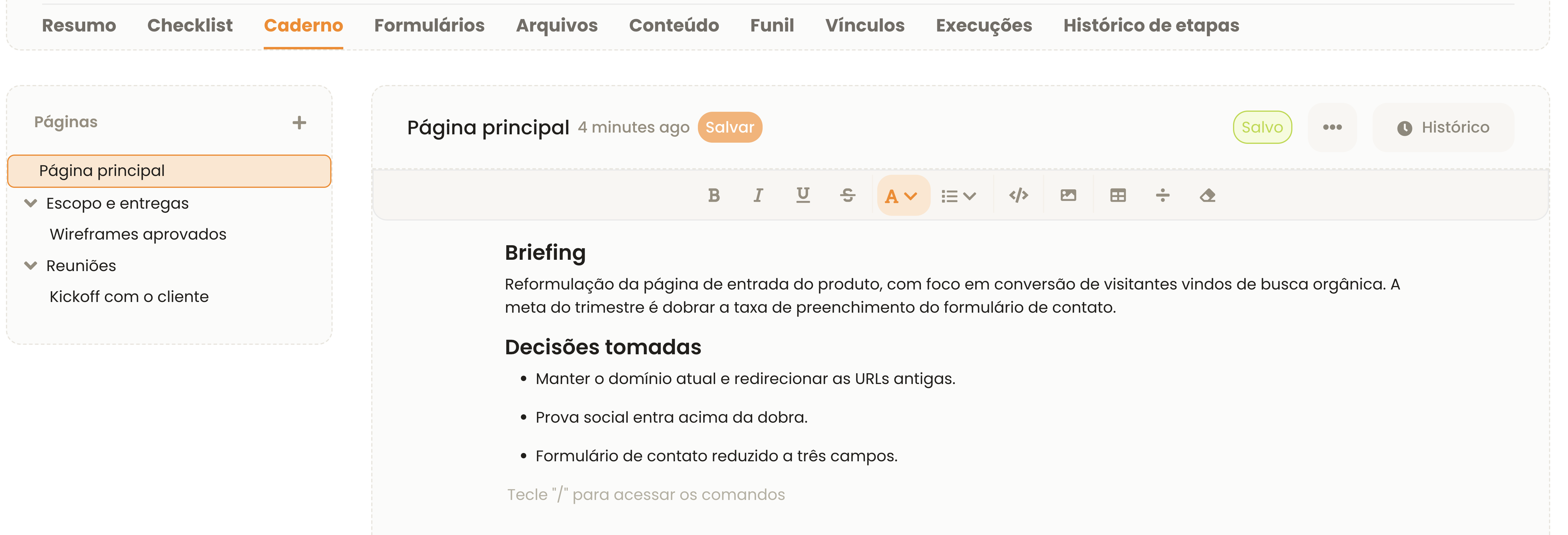 Aba Caderno de um projeto, com o painel Páginas à esquerda listando Página principal, Escopo e entregas com a subpágina Wireframes aprovados, e Reuniões com a subpágina Kickoff com o cliente; à direita, o editor da Página principal com os títulos Briefing e Decisões tomadas