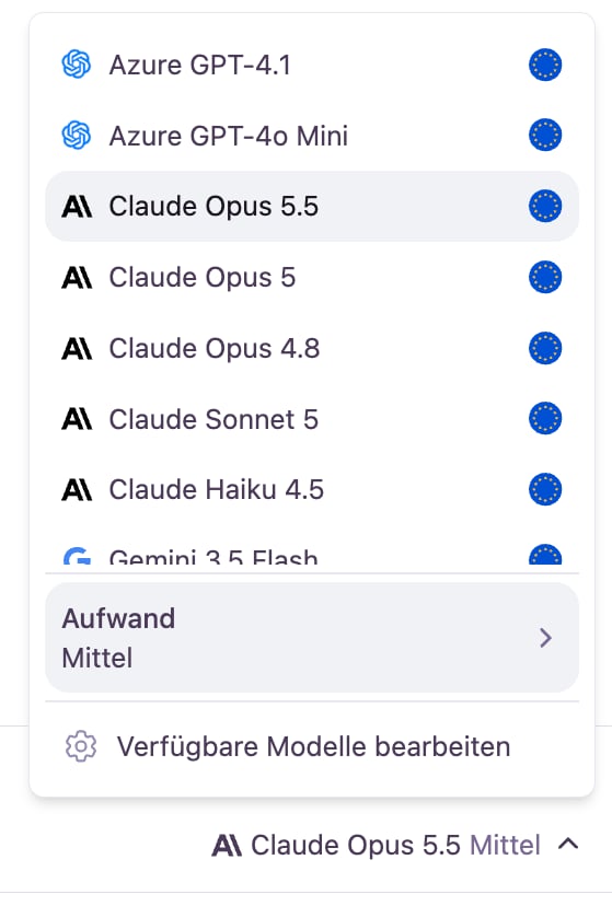 Die geöffnete Modellauswahl mit verfügbaren KI-Modellen, Anbieterlogos und Hosting-Region-Flaggen. Claude Opus 5.5 ist ausgewählt, und am unteren Rand ist der Aufwand auf Mittel gesetzt