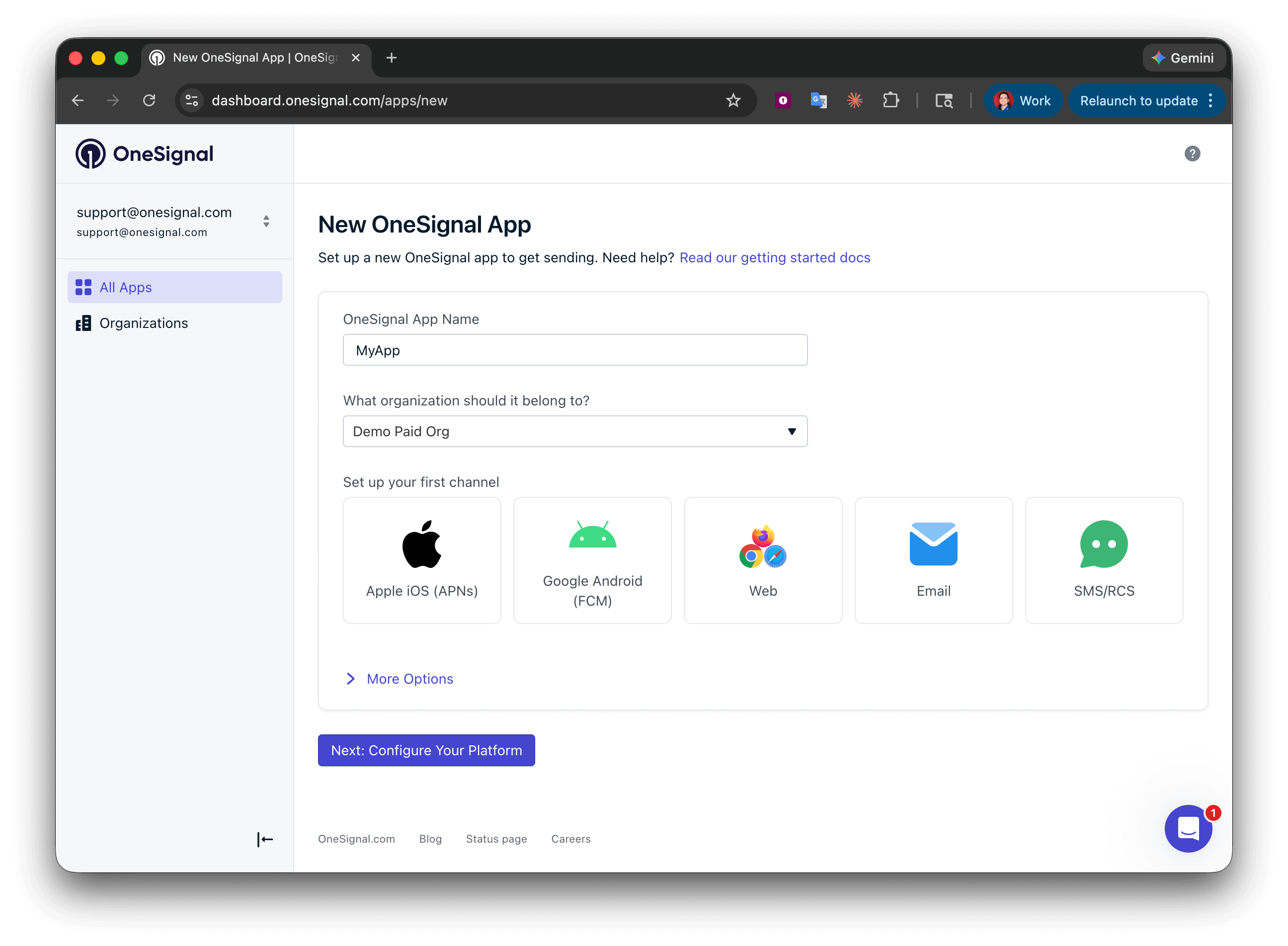 Tableau de bord OneSignal montrant le flux de configuration de nouvelle application avec le nom de l'organisation, le nom de l'app et la sélection du canal