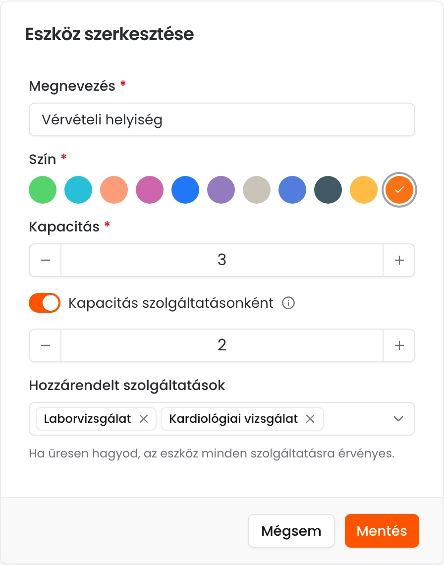 Az Eszköz szerkesztése ablak a Vérvételi helyiség névvel, 3-as kapacitással, bekapcsolt szolgáltatásonkénti kapacitással 2 foglalásra és két hozzárendelt szolgáltatással