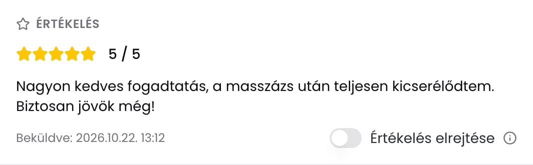 Az Értékelés rész öt csillaggal, 5 / 5 felirattal, az ügyfél szöveges véleményével, a beküldés idejével és az Értékelés elrejtése kapcsolóval