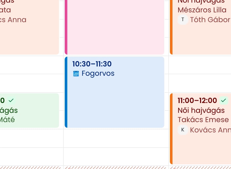 A heti naptár egy részlete, középen egy kék, naptár ikonos Fogorvos esemény 10:30 és 11:30 között, mellette foglalások
