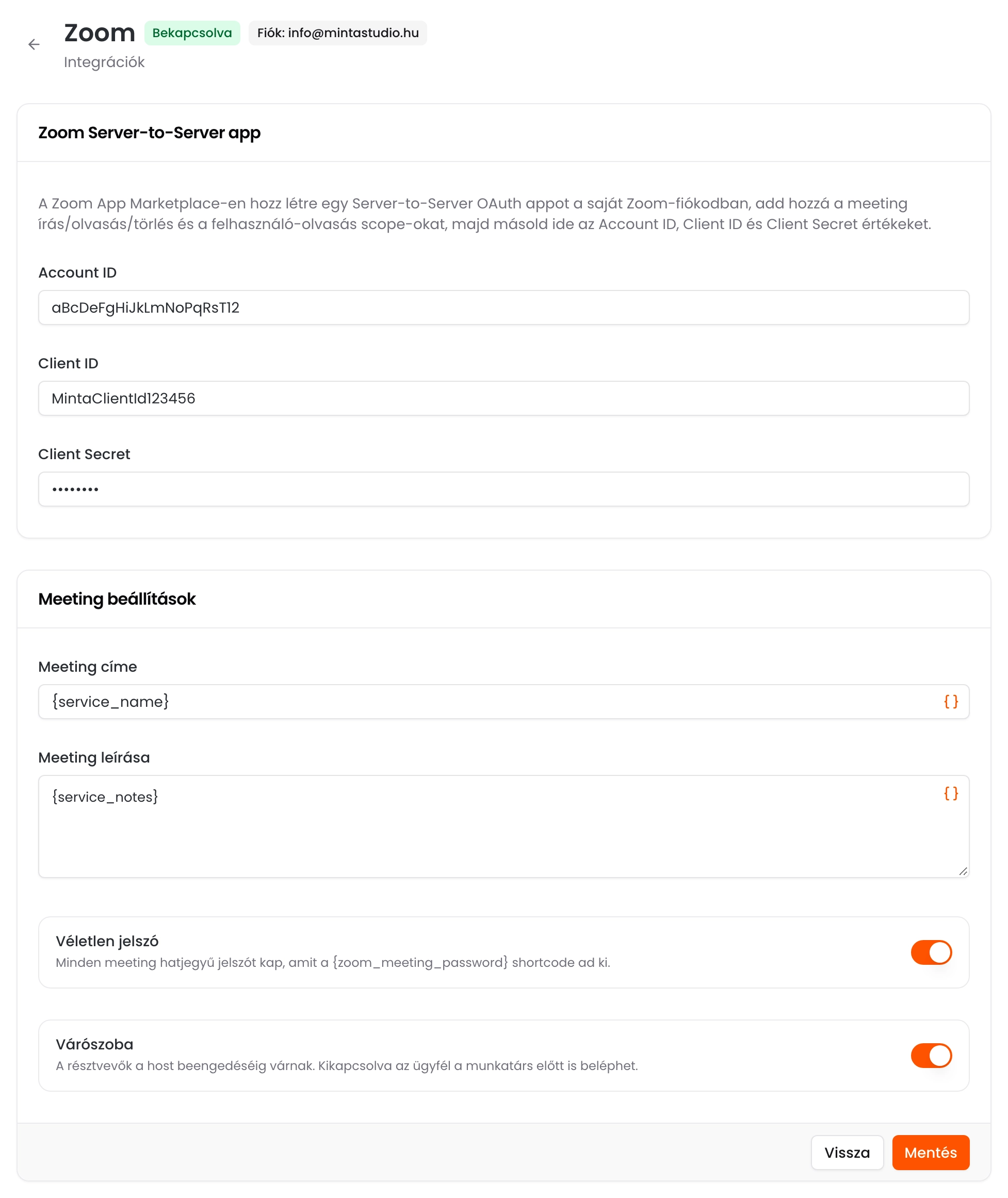 A Zoom beállításai oldal a fiók e-mail címével, az Account ID, Client ID és Client Secret mezőkkel, a meeting címével és leírásával, a Véletlen jelszó és a Várószoba kapcsolóval