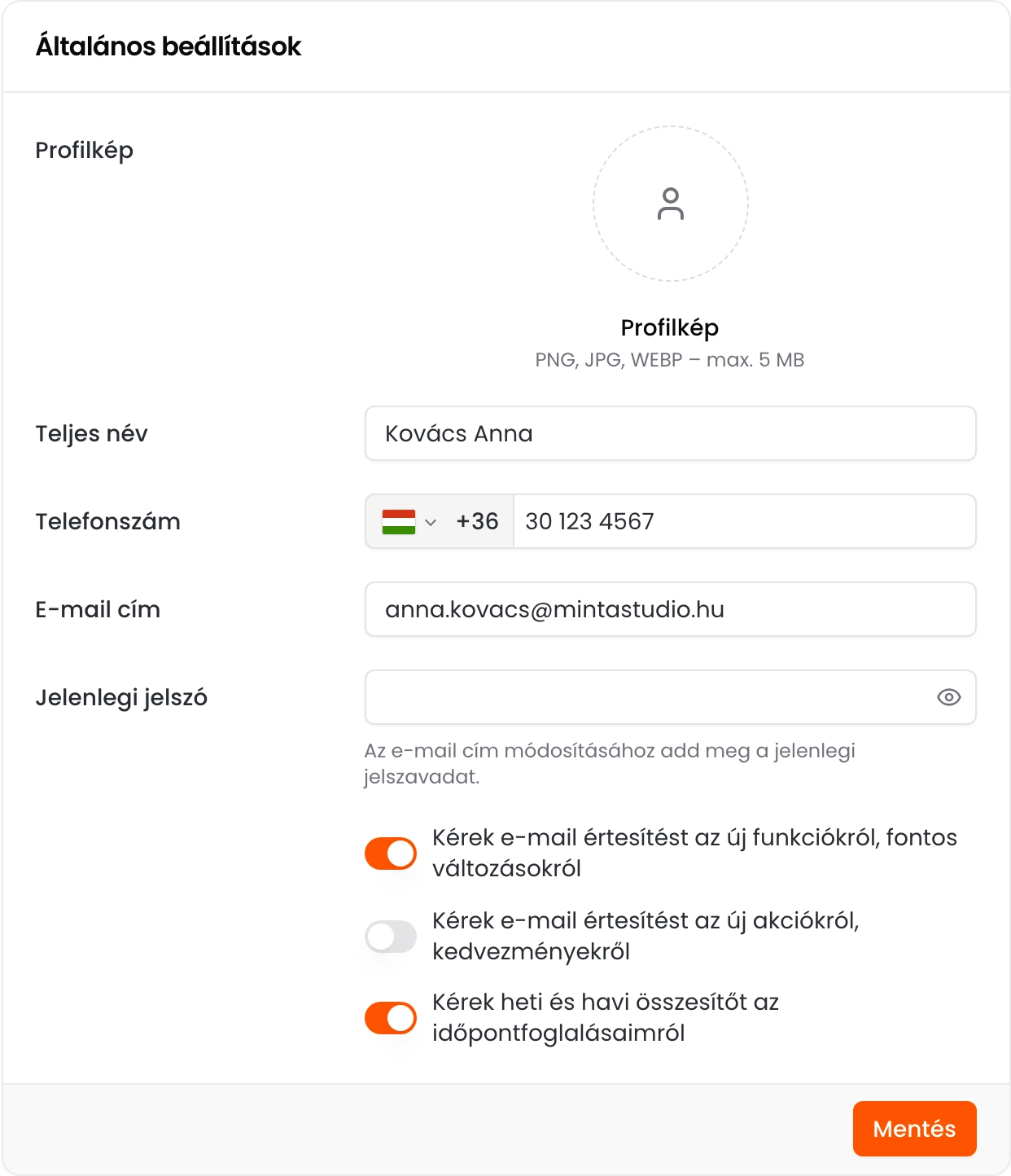 Az Általános beállítások kártya a profilképpel, a teljes névvel, a telefonszámmal, az átírt e-mail címmel és a Jelenlegi jelszó mezővel, alatta az e-mail értesítések kapcsolóival