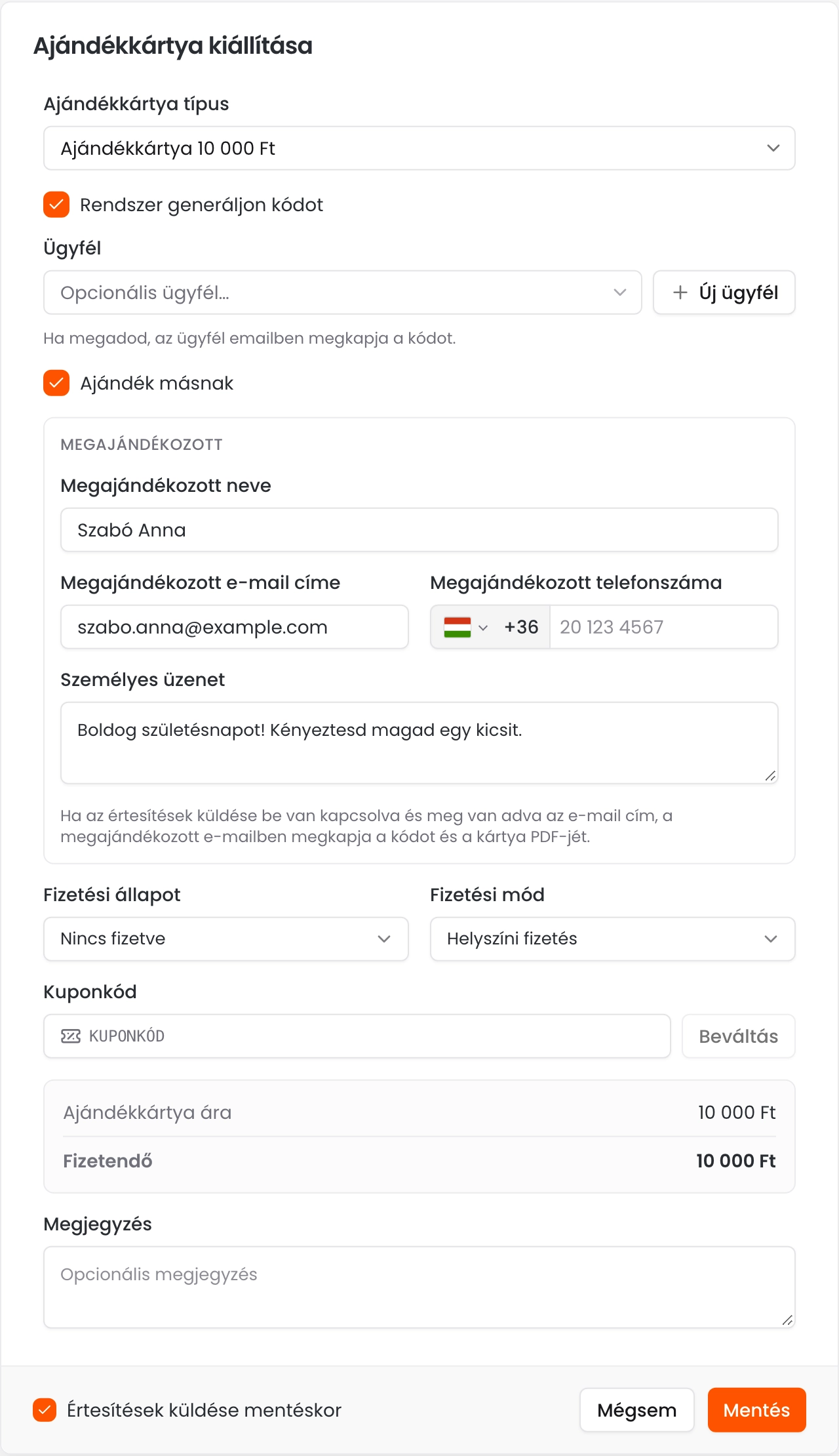 Az Ajándékkártya kiállítása ablak a kiválasztott típussal, generált kóddal, a bekapcsolt Ajándék másnak opcióval, a megajándékozott nevével, e-mail címével és személyes üzenetével, a fizetési adatokkal és a fizetendő összeggel