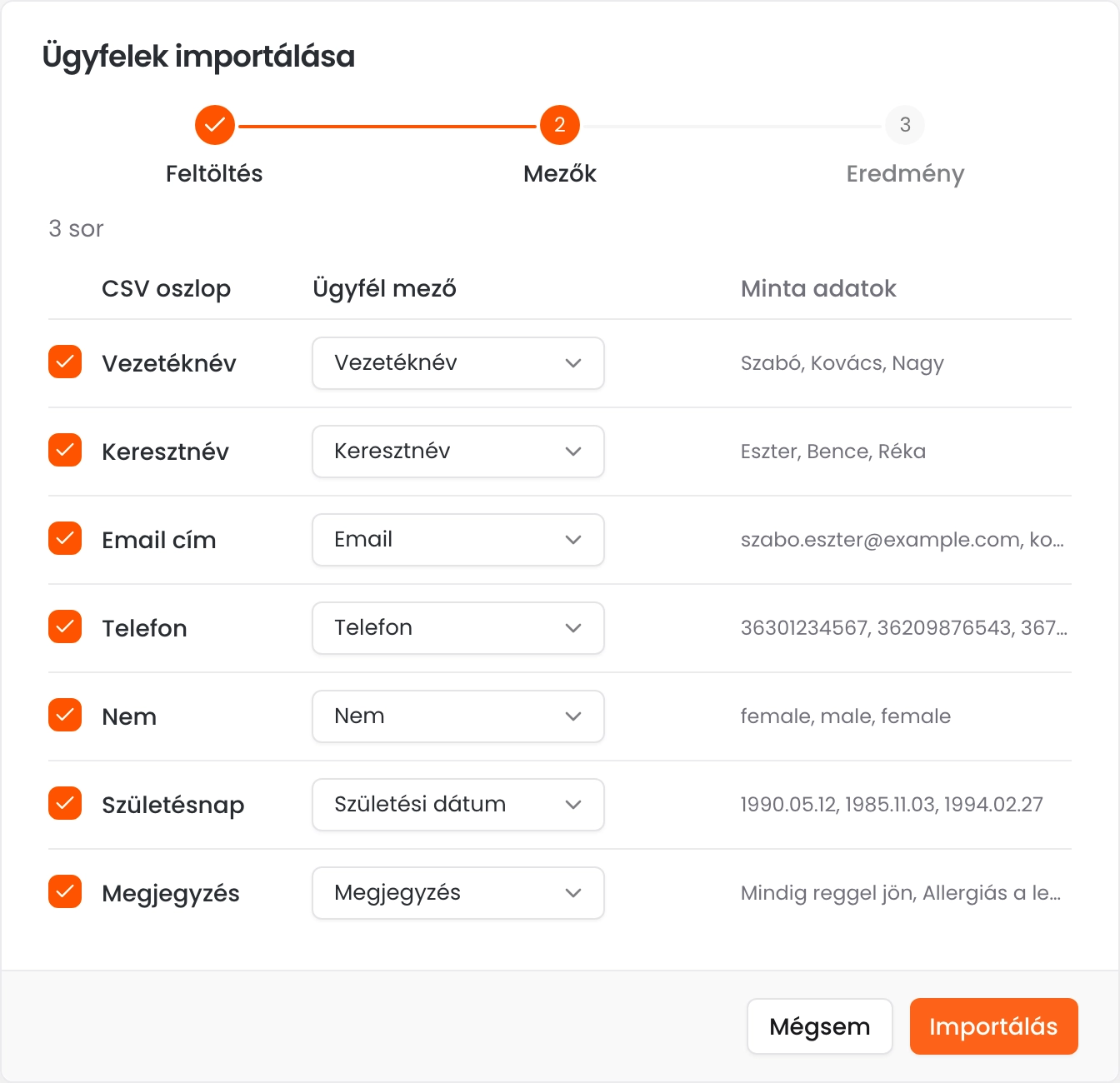 Az Ügyfelek importálása ablak Mezők lépése a CSV oszlopokkal, a hozzájuk rendelt ügyfélmezőkkel és a mintaadatokkal