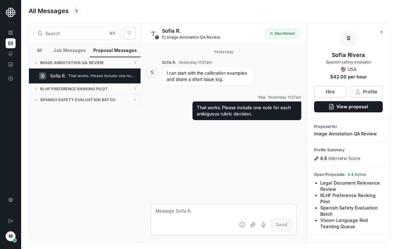 Hilo de conversación de propuesta de OpenTrain AI. La barra lateral izquierda muestra la pestaña Proposal Messages con múltiples conversaciones listadas. El área principal muestra un hilo abierto con mensajes previos a la contratación entre un empleador y un AI Trainer, y la barra del redactor en la parte inferior con controles de adjuntos, voz y envío.