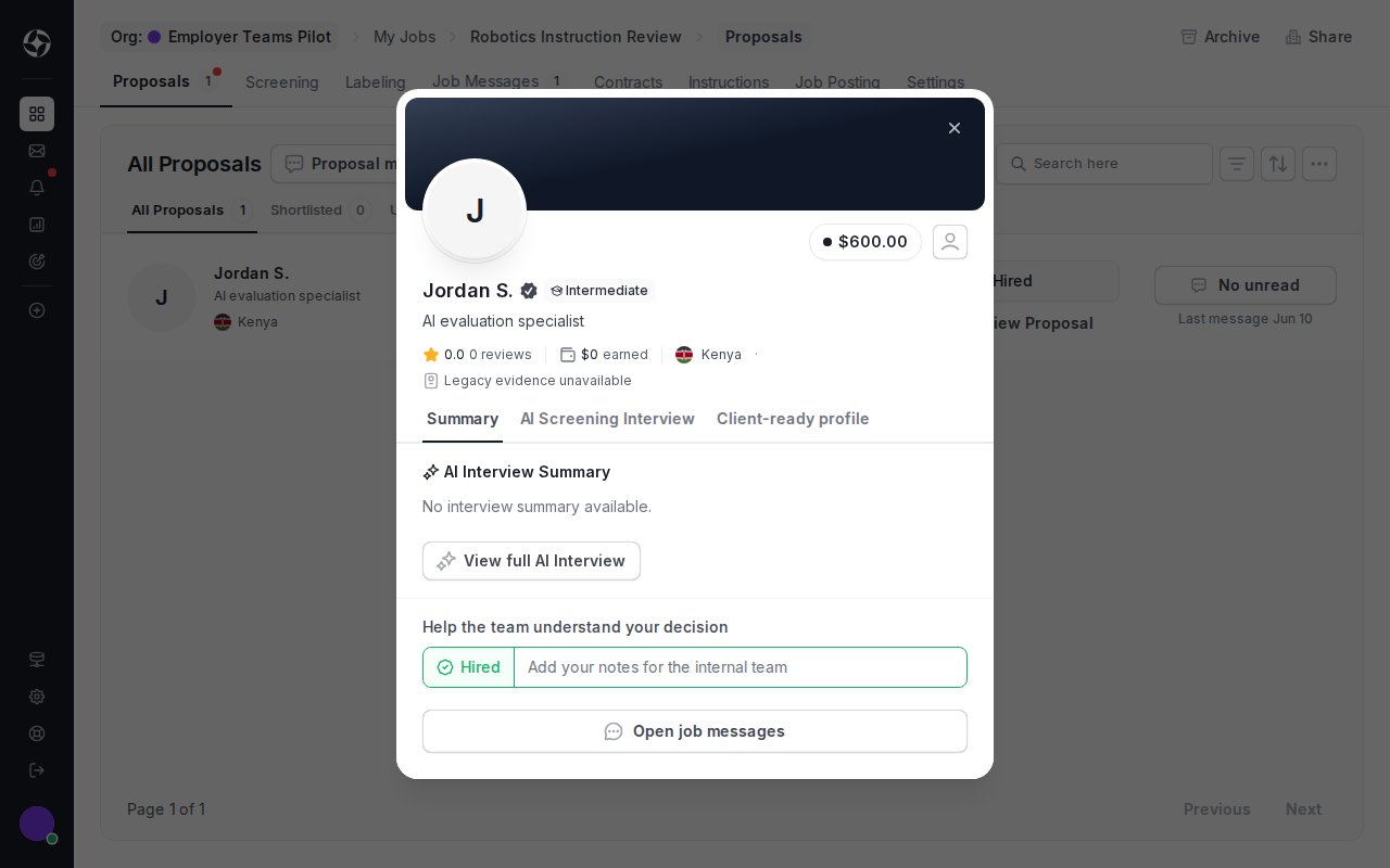 Modal de detalle de la propuesta del empleador que muestra un AI trainer contratado, el estado Contratado, el campo de notas internas y la acción para abrir los mensajes del empleo.