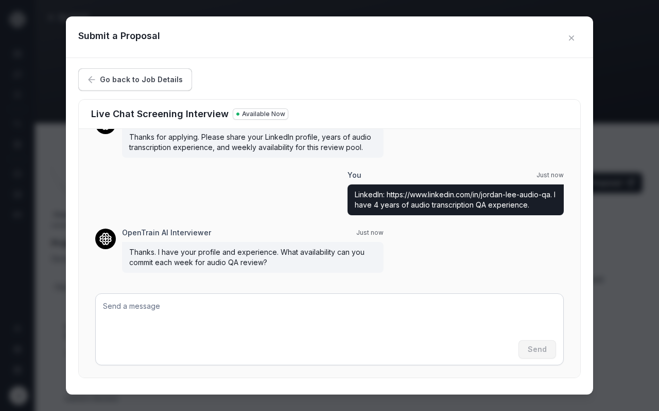 Modal Submit a Proposal (Enviar una propuesta) que muestra una Live Chat Screening Interview (Entrevista de preselección por chat en vivo) en progreso. El AI Trainer ha respondido con un perfil de LinkedIn y cuatro años de experiencia en control de calidad de transcripción de audio, y el entrevistador de OpenTrain AI pregunta qué disponibilidad semanal puede comprometer el AI Trainer para el grupo de revisión.