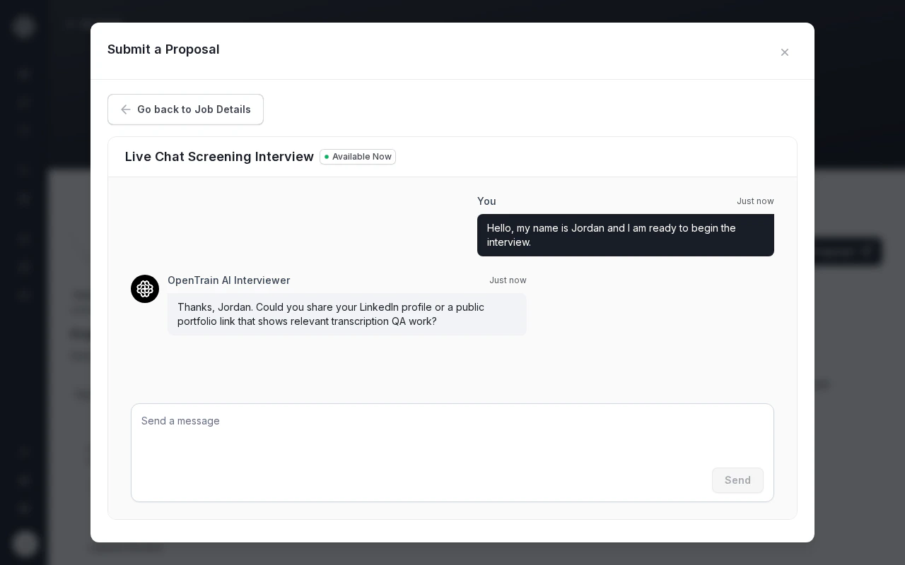 Modal Submit a Proposal (Enviar una propuesta) que muestra la Live Chat Screening Interview (Entrevista de preselección por chat en vivo) con una insignia Available Now (Disponible ahora). El entrevistador de OpenTrain AI pide al AI Trainer compartir un perfil de LinkedIn o un enlace a un portafolio público relevante para el puesto, mientras que el redactor de mensajes en la parte inferior está vacío y el botón Send (Enviar) está deshabilitado.