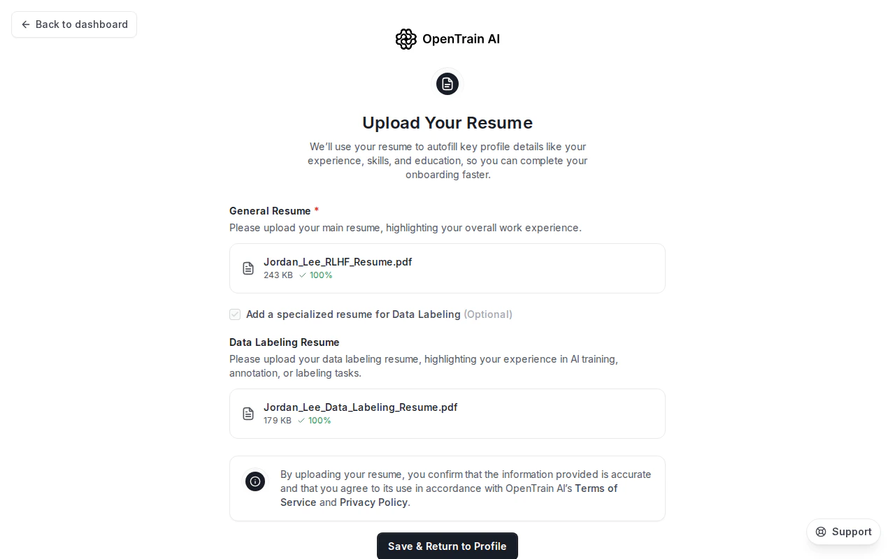 El paso del asistente Upload Your Resume (Sube tu currículum) con una tarjeta de General Resume (Currículum general) que muestra Jordan_Lee_RLHF_Resume.pdf con 243 KB y una insignia verde de verificación del 100%, además de una opción marcada 'Add a specialized resume for Data Labeling' (Añadir un currículum especializado para etiquetado de datos) que revela una tarjeta de Data Labeling Resume (Currículum de etiquetado de datos) que muestra Jordan_Lee_Data_Labeling_Resume.pdf con 179 KB.
