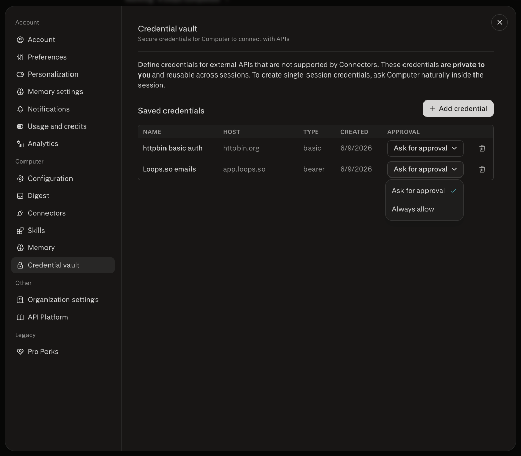 Pagina del vault delle credenziali nelle Impostazioni di Perplexity che mostra due credenziali salvate — 'httpbin basic auth' e 'Loops.so emails' — ciascuna con un menu a discesa Chiedi approvazione / Consenti sempre e un pulsante Aggiungi credenziale.