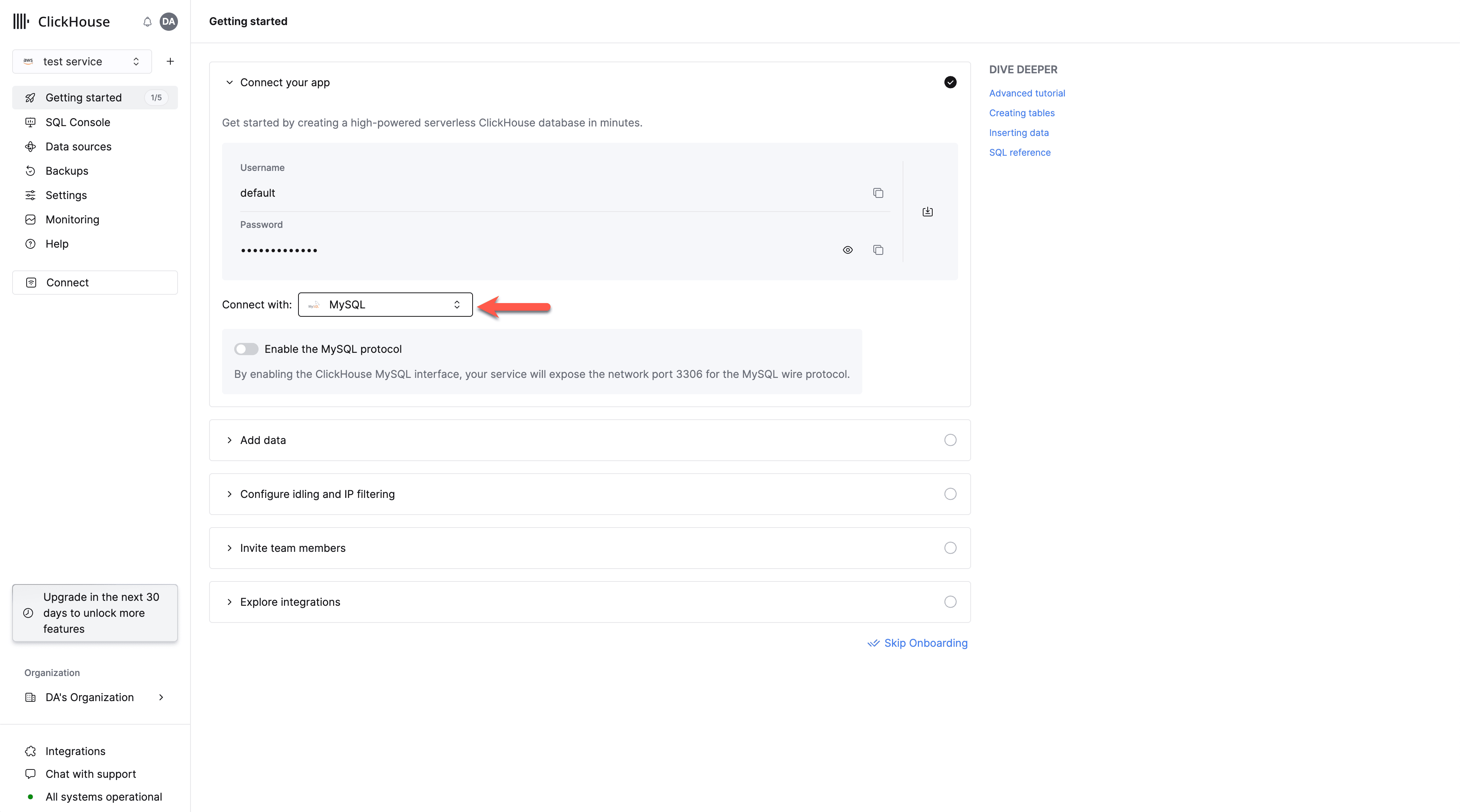 MySQL インターフェイス選択用のドロップダウンが表示された ClickHouse Cloud 認証情報画面