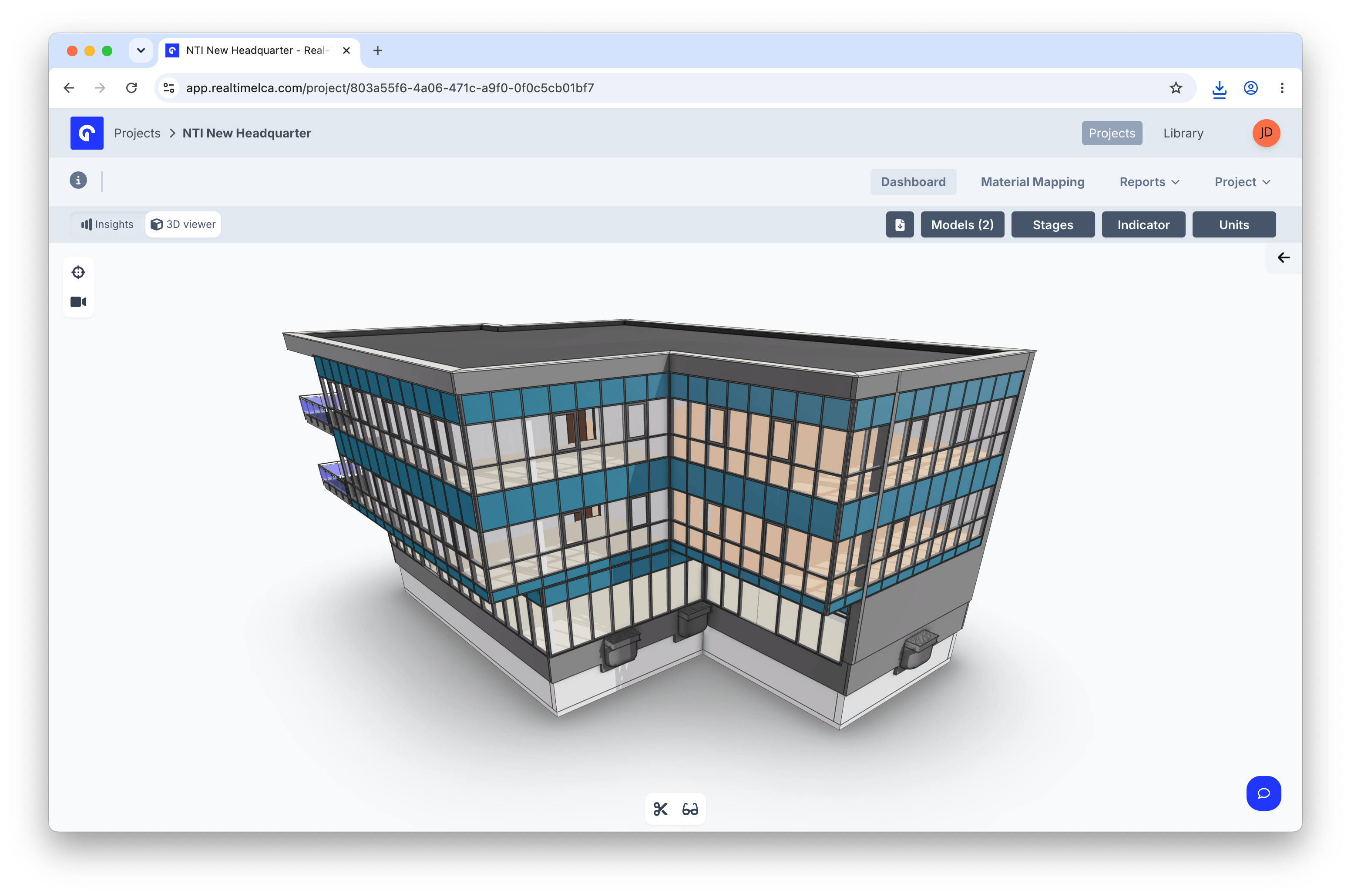 3D viewer showing the building model from a default perspective, with camera and section icons centered below the canvas.