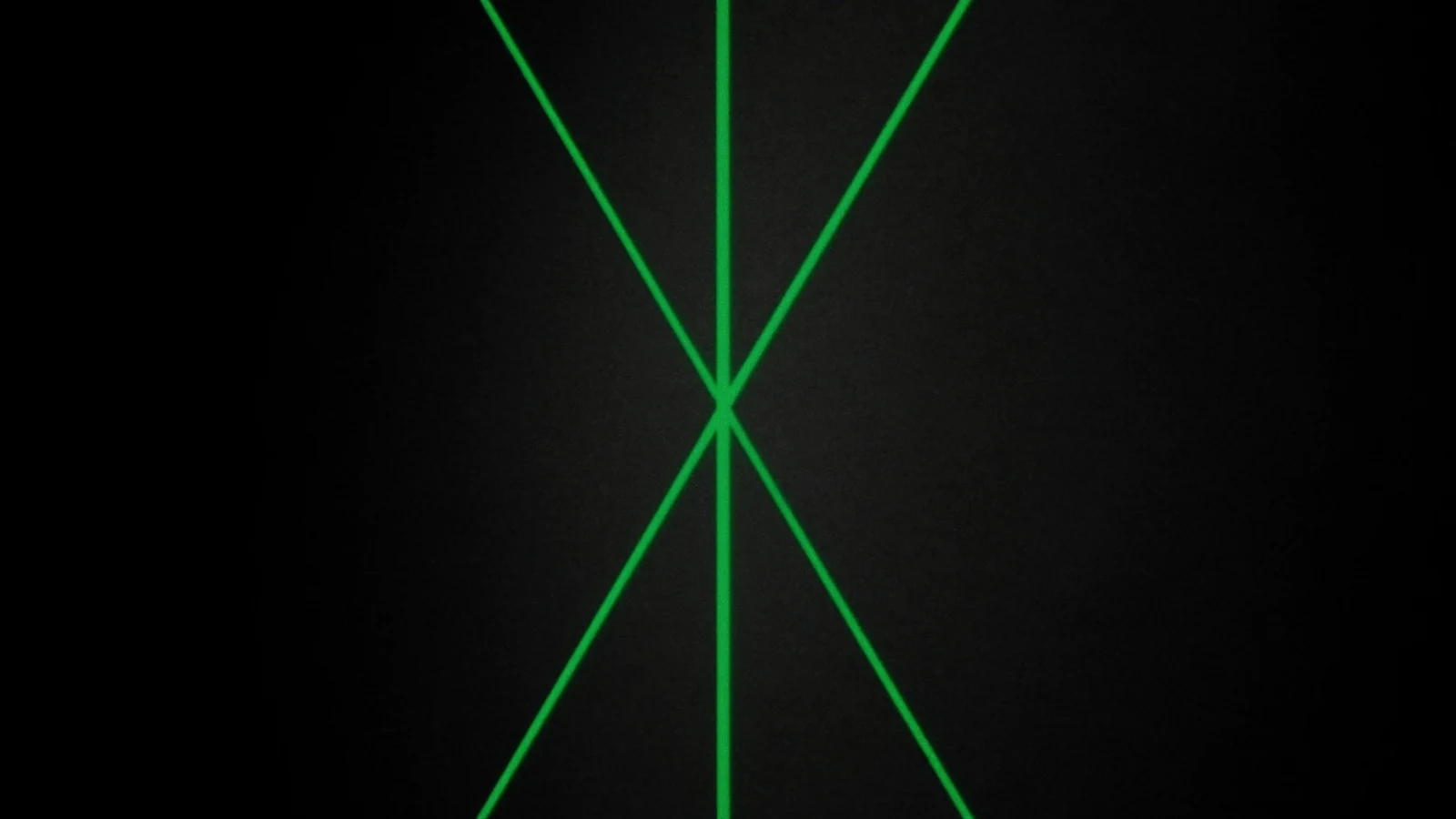 Deux traits de lumière verte se croisant sur une surface sombre et mate