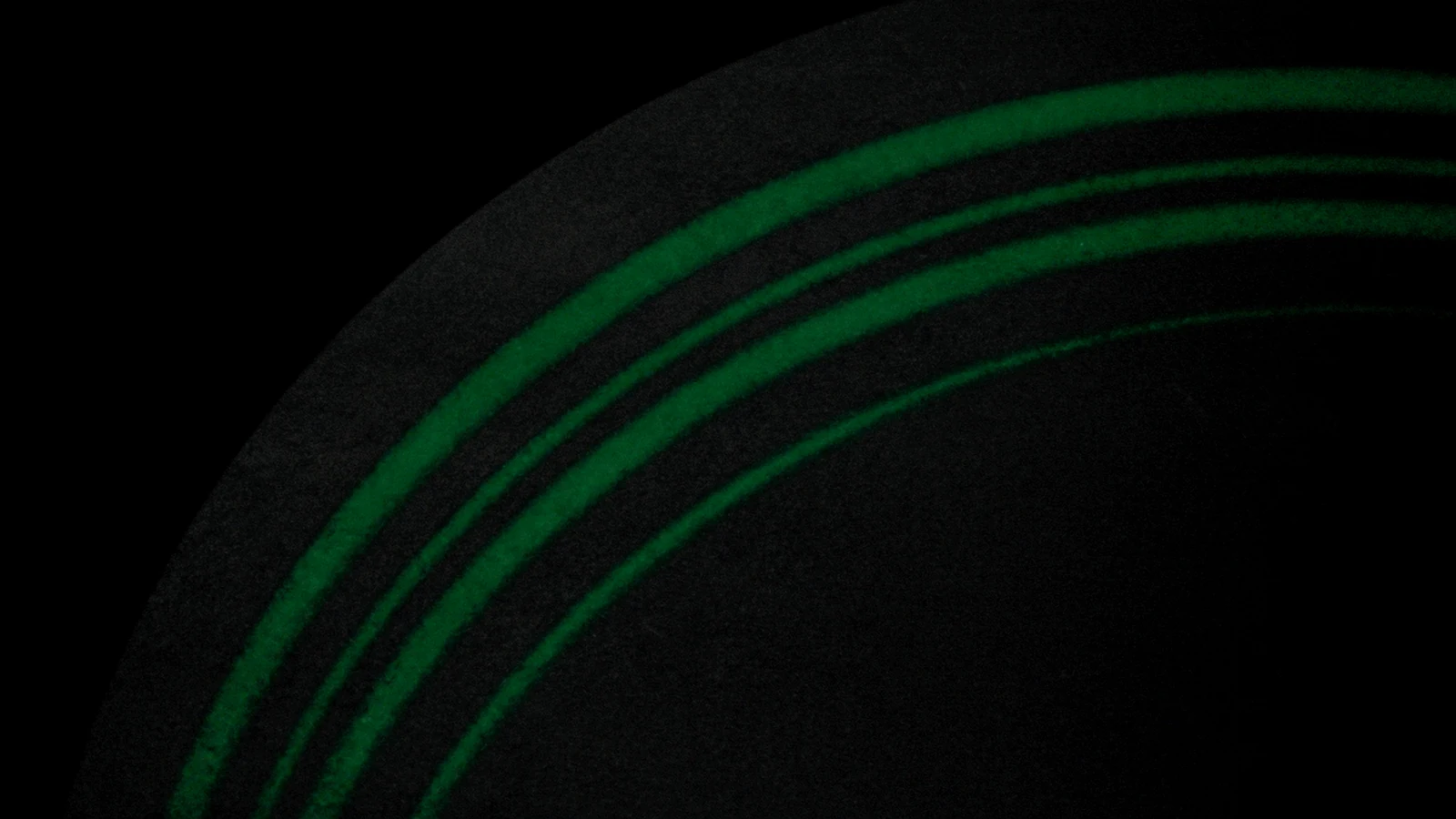 Une courbe sombre parcourue d'arcs verts parallèles
