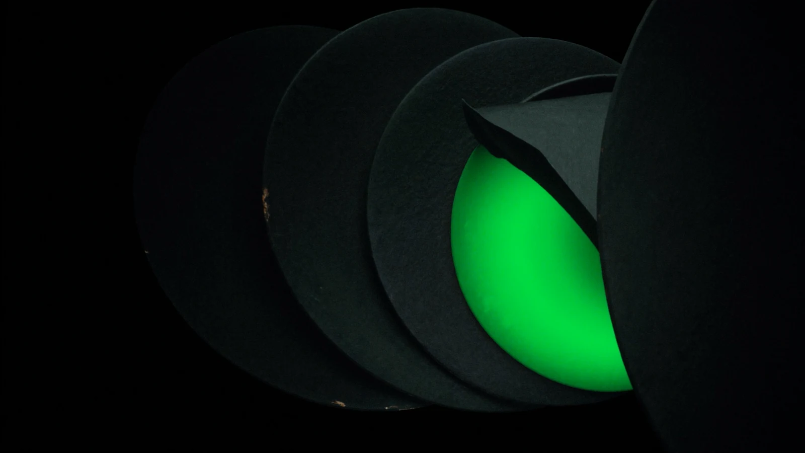 Matt plates arranged as a funnel, the green light at its neck