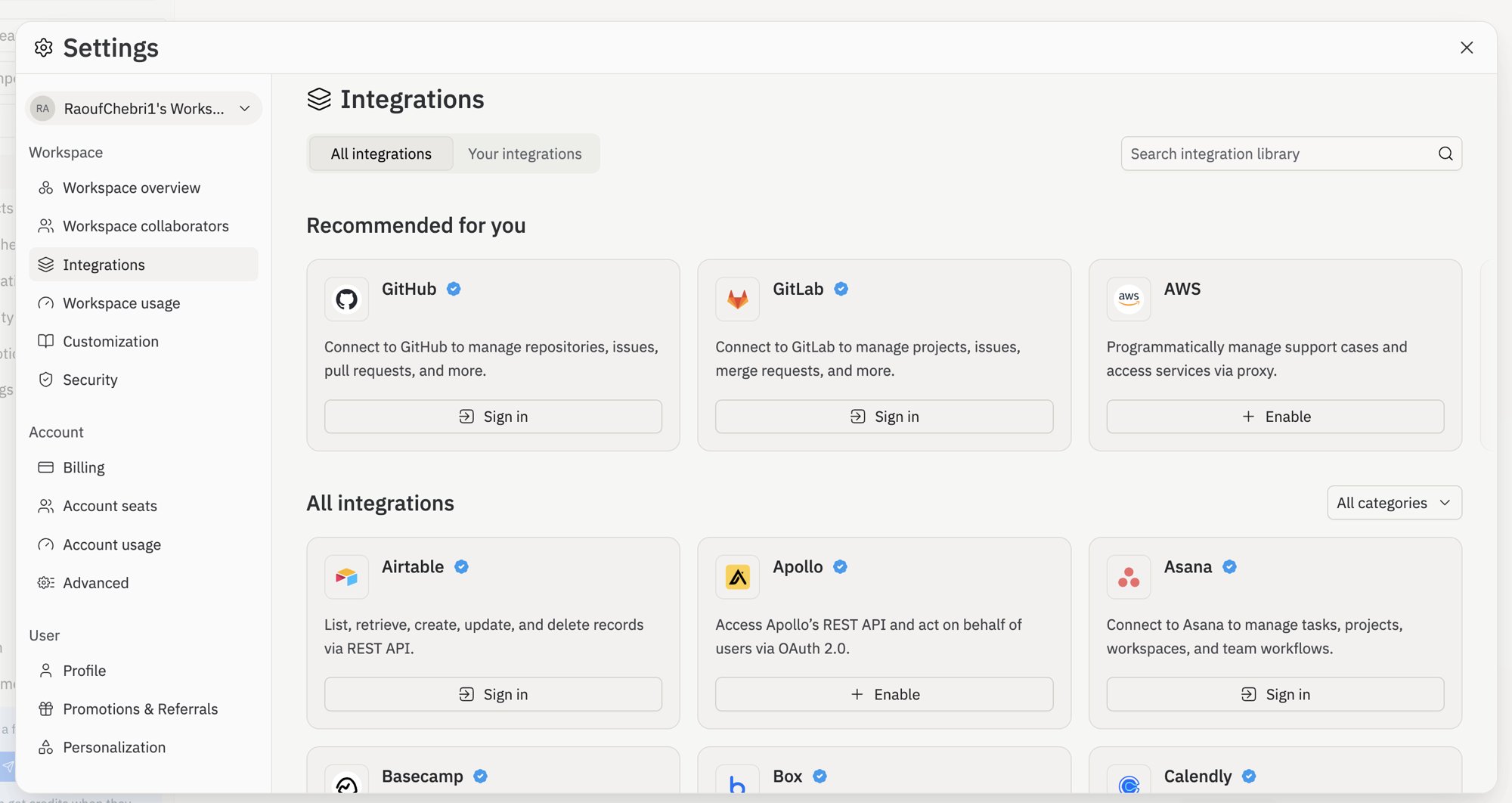 모든 통합 및 내 통합 탭, 검색창, GitHub·GitLab·AWS를 표시하는 '추천 통합' 행, Airtable·Apollo·Asana 등의 카드와 로그인 또는 활성화 버튼 및 인증 배지가 포함된 통합 그리드를 보여주는 새롭게 디자인된 통합 설정 페이지