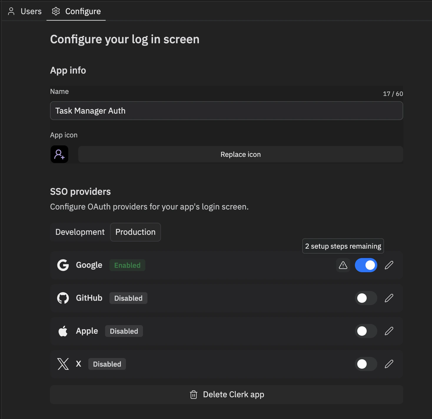 Liste des fournisseurs SSO affichant une icône d'avertissement et un indicateur 'setup steps remaining' à côté d'un fournisseur activé après un changement de domaine