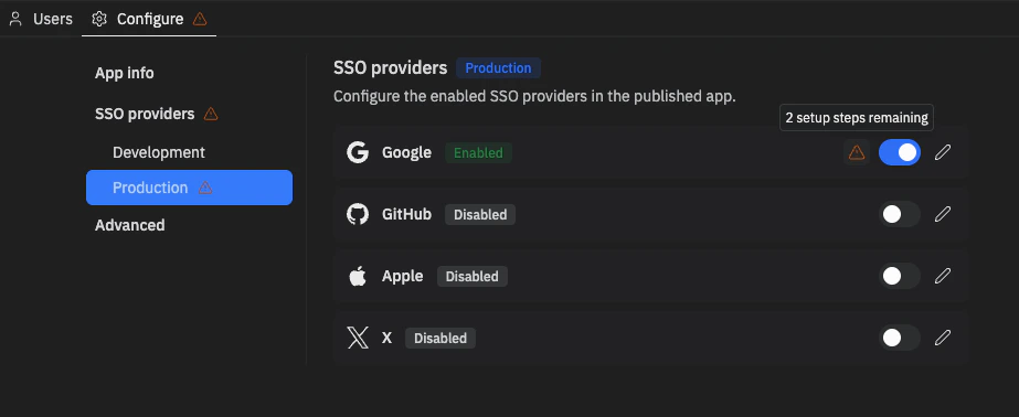 Aba Configure e barra lateral mostrando um aviso de configuração, e lista de provedores SSO com um ícone de aviso e 'setup steps remaining' ao lado de um provedor após uma alteração de domínio