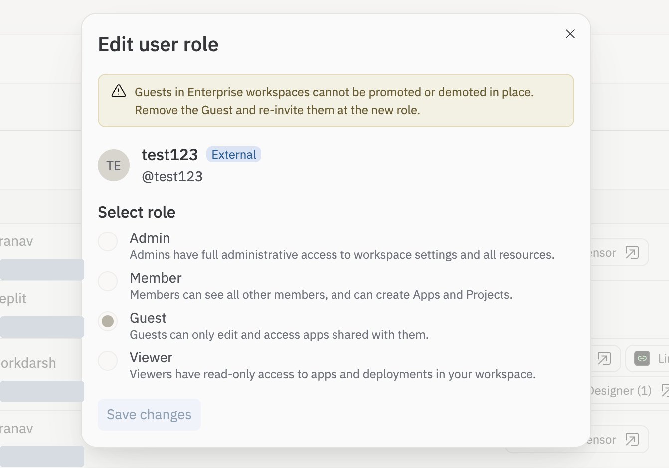 O diálogo Editar função de usuário para um Convidado, com um aviso explicando que os convidados em workspaces Enterprise não podem ser promovidos ou rebaixados diretamente e devem ser removidos e reconvidados com a nova função