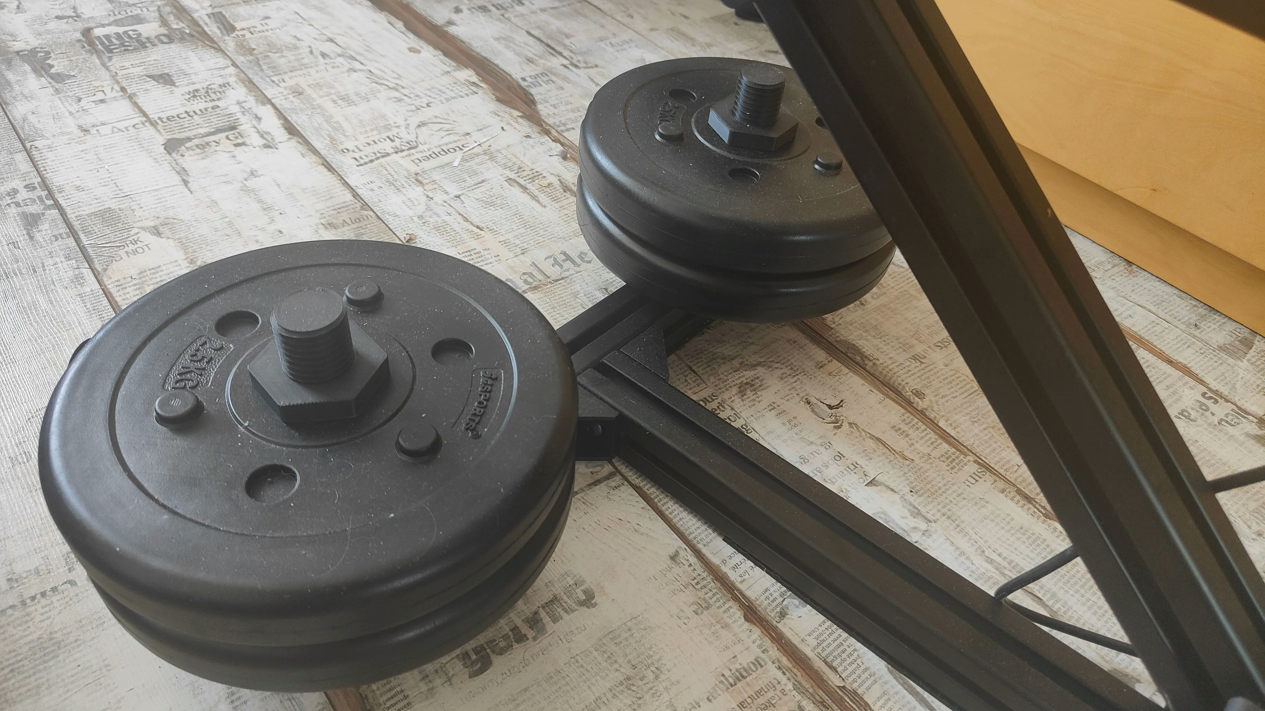 Weight Plate Bracket mounted on extrusion with weight plate