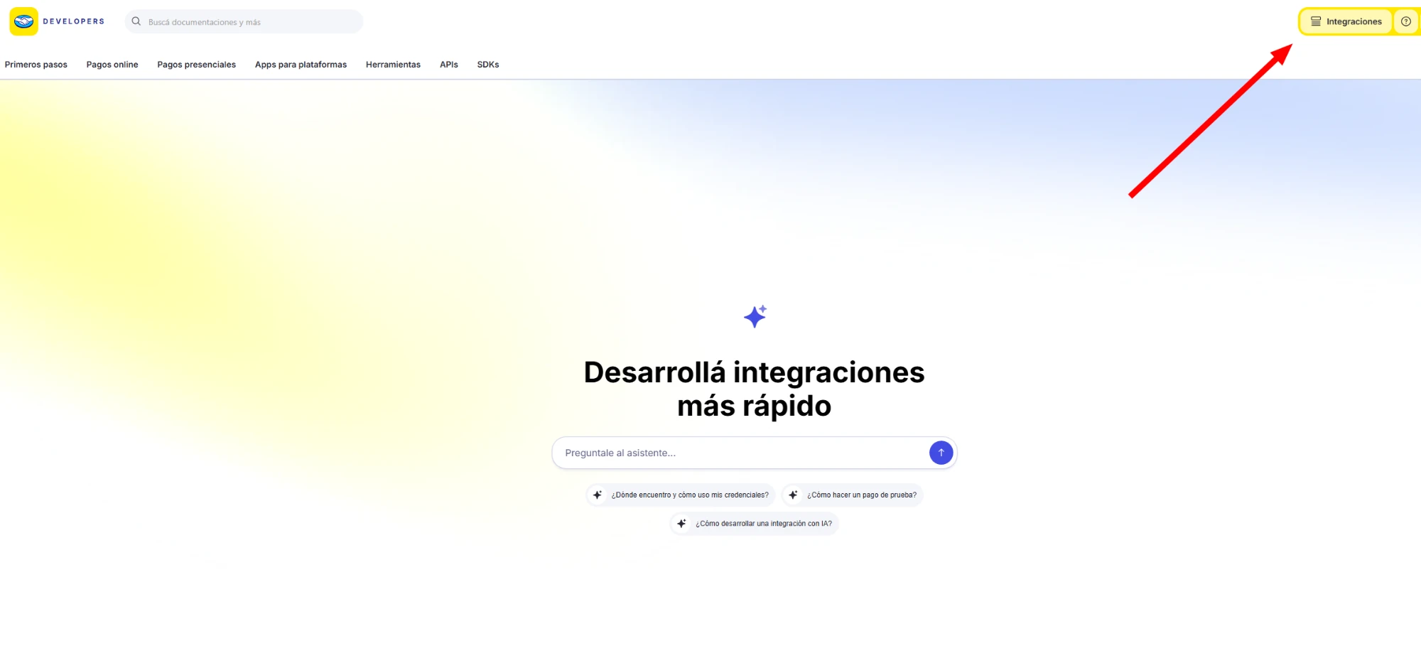 Home del panel de desarrolladores de Mercado Pago. Una flecha roja señala el botón «Integraciones» arriba a la derecha.