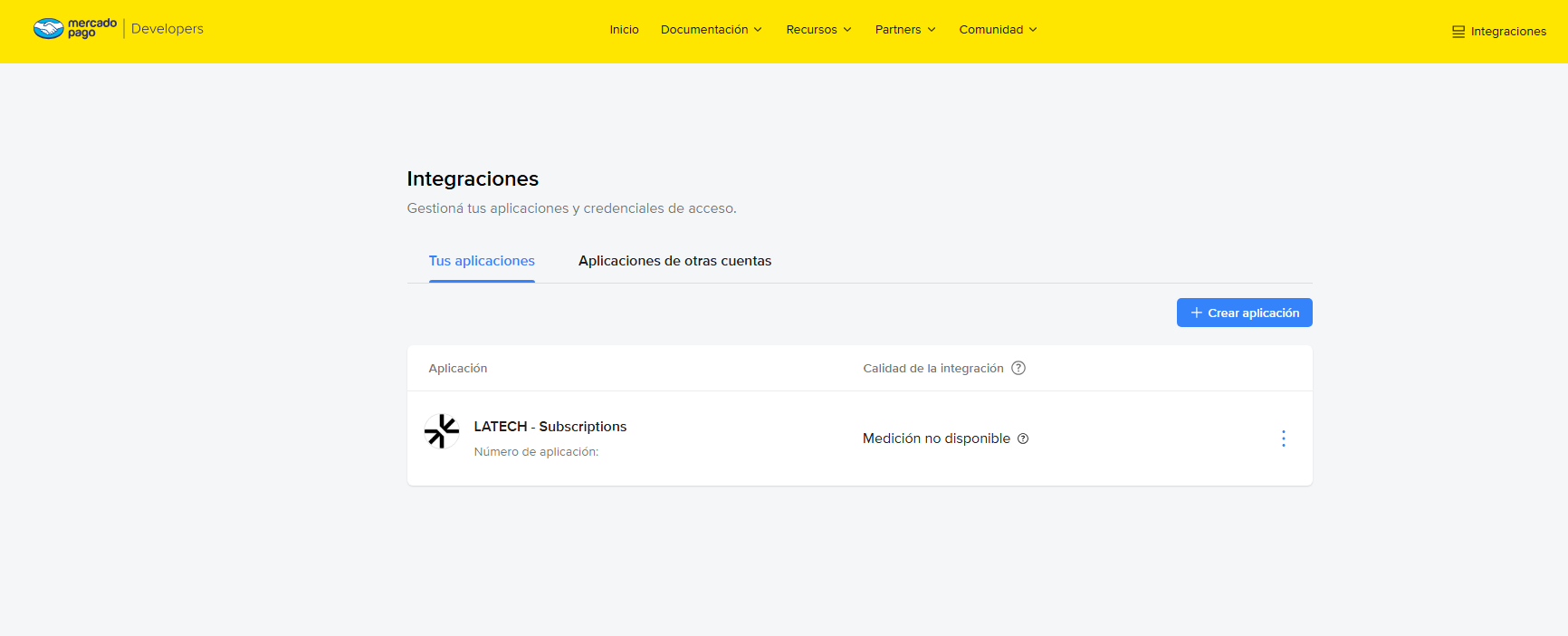 Tela «Integraciones» do painel de desenvolvedores do Mercado Pago, aba «Tus aplicaciones». Um retângulo vermelho destaca o botão «Crear aplicación» à direita, acima da lista.