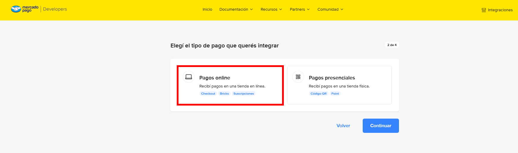 Passo «Elegí el tipo de pago que querés integrar» do assistente. Um retângulo vermelho destaca o cartão «Pagos online», com as etiquetas Checkout, Bricks e Suscripciones.