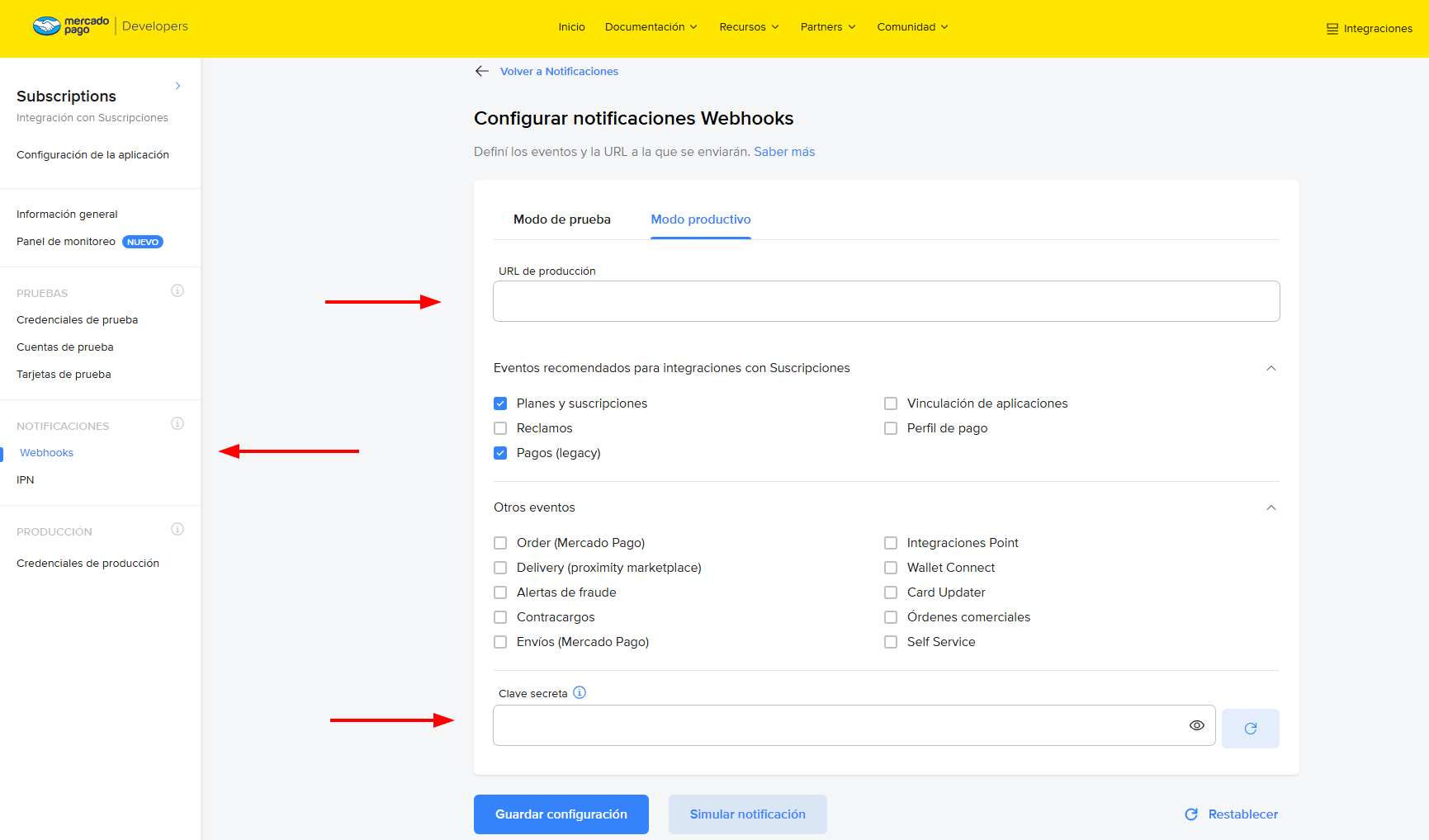 Tela de configuração de webhooks do Mercado Pago com a aba «Modo productivo» selecionada. Setas vermelhas apontam para três pontos: no menu lateral, a opção «Webhooks» dentro da seção NOTIFICACIONES; e no painel, o campo «URL de producción» acima e o campo «Clave secreta» abaixo. No meio, os eventos «Planes y suscripciones» e «Pagos (legacy)» aparecem marcados e o resto desmarcado.
