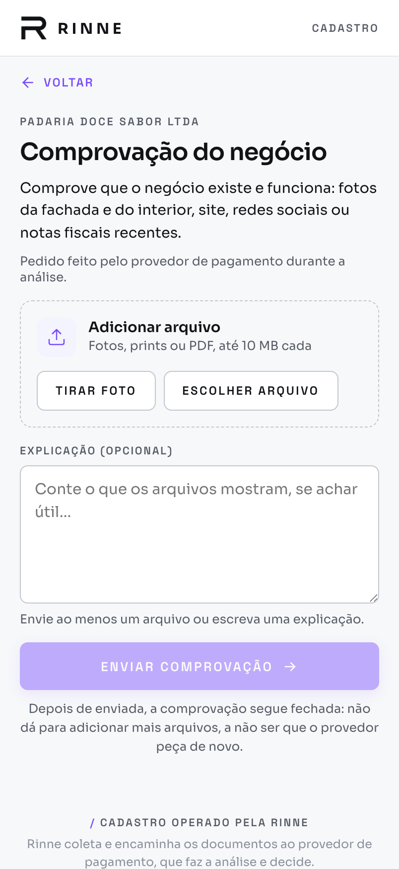 Onboarding link evidence screen in Portuguese: 'Comprovação do negócio' asks for photos of the storefront and interior, a website, social profiles or recent invoices, with buttons to take a photo or choose a file, an optional explanation and an 'Enviar comprovação' button