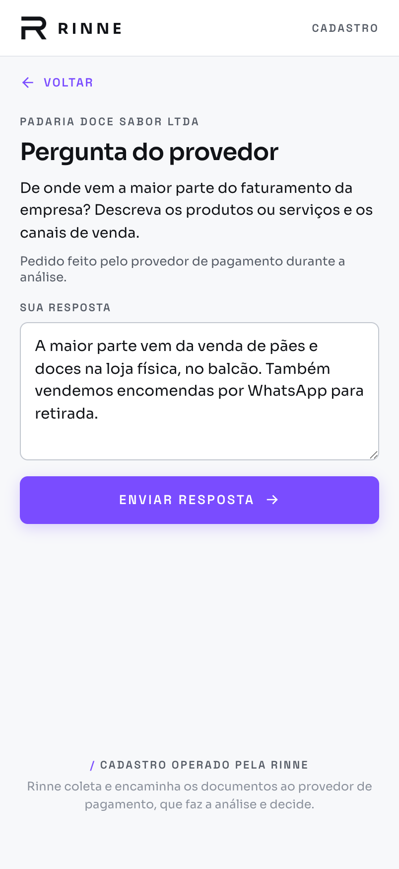 Onboarding link question screen in Portuguese: 'Pergunta do provedor' asks where most of the merchant's revenue comes from, with the contact's answer about bread and pastry sales at the counter and orders by message, and an 'Enviar resposta' button