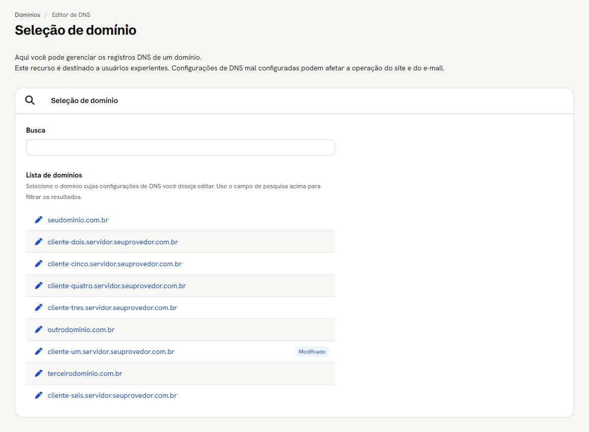 Seleção de domínio do Editor de DNS, com a busca e a lista de domínios, um deles com a etiqueta Modificado