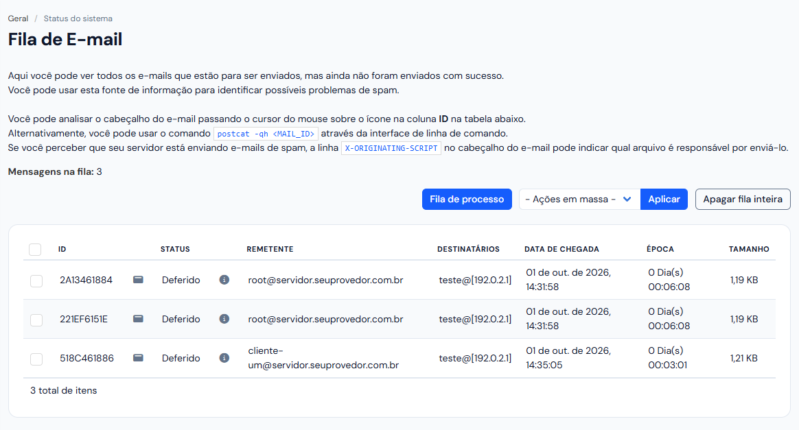 Fila de E-mail com três mensagens adiadas, os botões Fila de processo, Ações em massa e Apagar fila inteira, e as colunas da fila