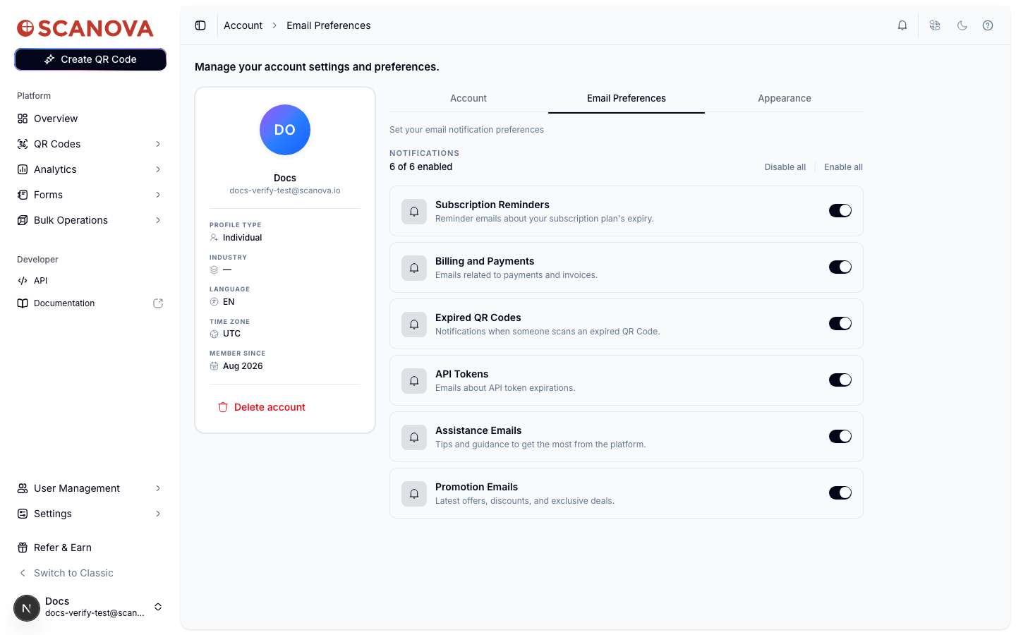 Pestaña Email Preferences mostrando un encabezado Notifications que indica 6 of 6 enabled con enlaces Disable all y Enable all, seguido de seis filas de interruptores: Subscription Reminders, Billing and Payments, Expired QR Codes, API Tokens, Assistance Emails y Promotion Emails