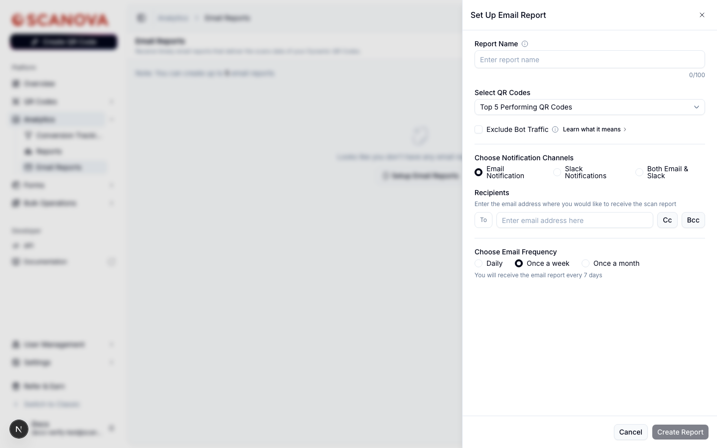 درج Scanova Set Up Email Report يعرض حقل اسم تقرير، وقائمة منسدلة لاختيار رموز QR، وأزرار اختيار لقناة الإشعارات، وحقول بريد إلكتروني للمستلمين، وخيارات تكرار البريد الإلكتروني