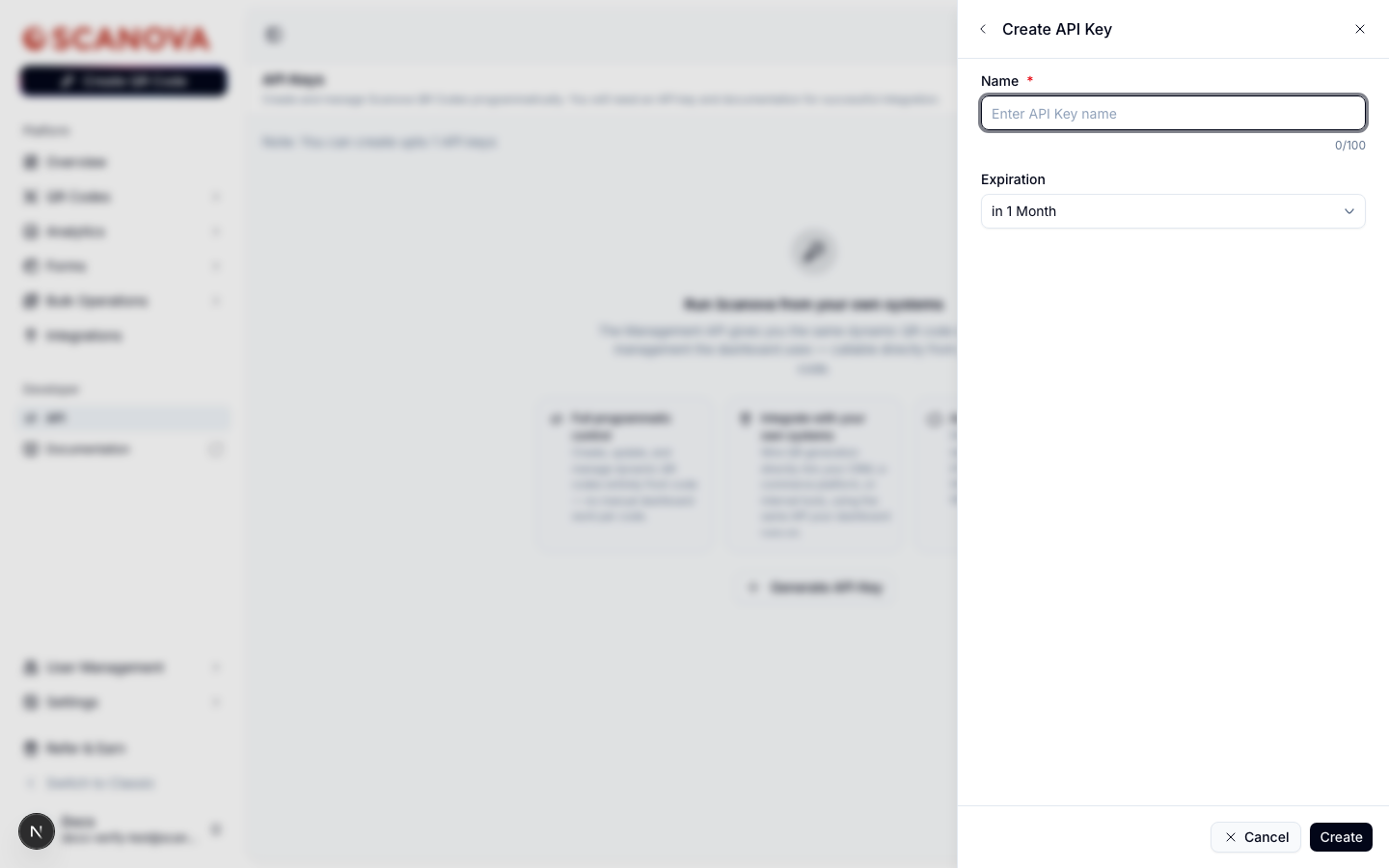 Panel Create API Key con un campo de texto Name (0/100 characters) y un menú desplegable Expiration establecido en 'in 1 Month', con botones Cancel y Create