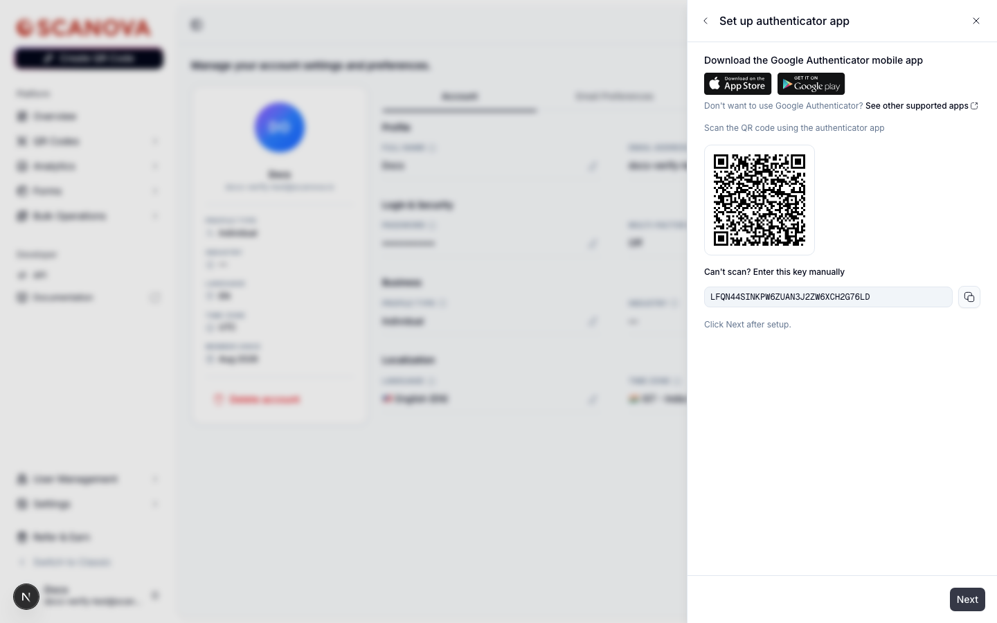 Paso Set up authenticator app mostrando un código QR para escanear, insignias de tiendas de aplicaciones para Google Authenticator, y una clave de entrada manual con un botón de copiar