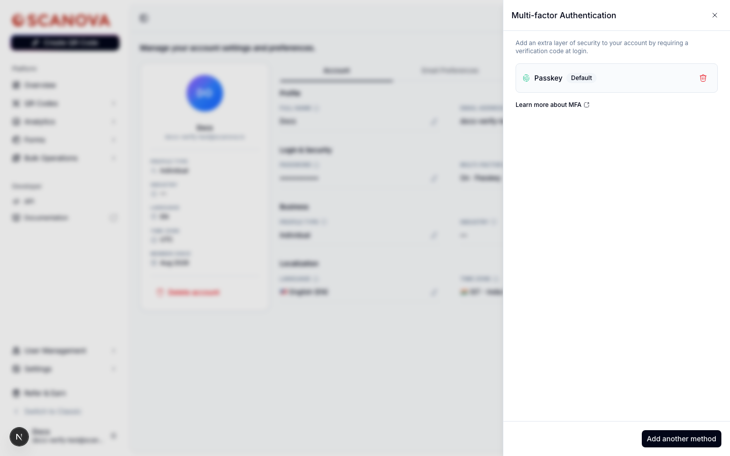 Panel Multi-factor Authentication mostrando Passkey registrada con una insignia Default, un icono de papelera para eliminarla, y un botón Add another method